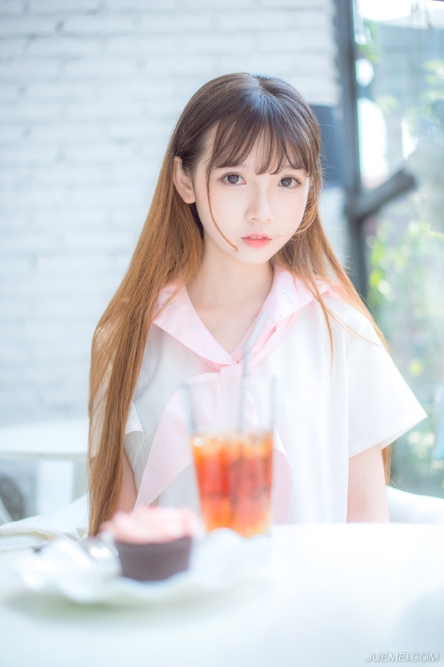 沙漠阿拉伯人形容他们也必喝三道的茶：第一道苦苦生命，第二道甜似爱情，第三道淡如微风。——三毛《送你一匹马》